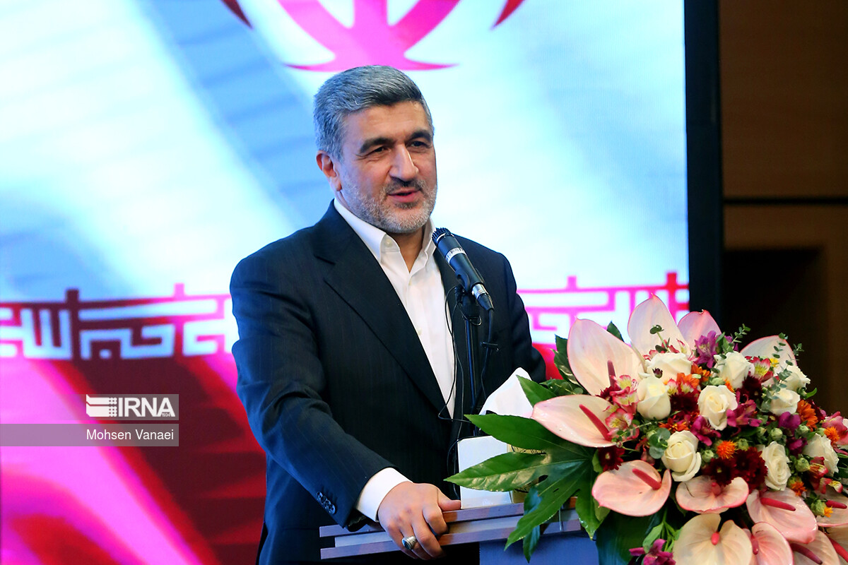 شرکتهای نفت و گاز در بورس عرضه و تکلیف سهام عدالت مشخص شود