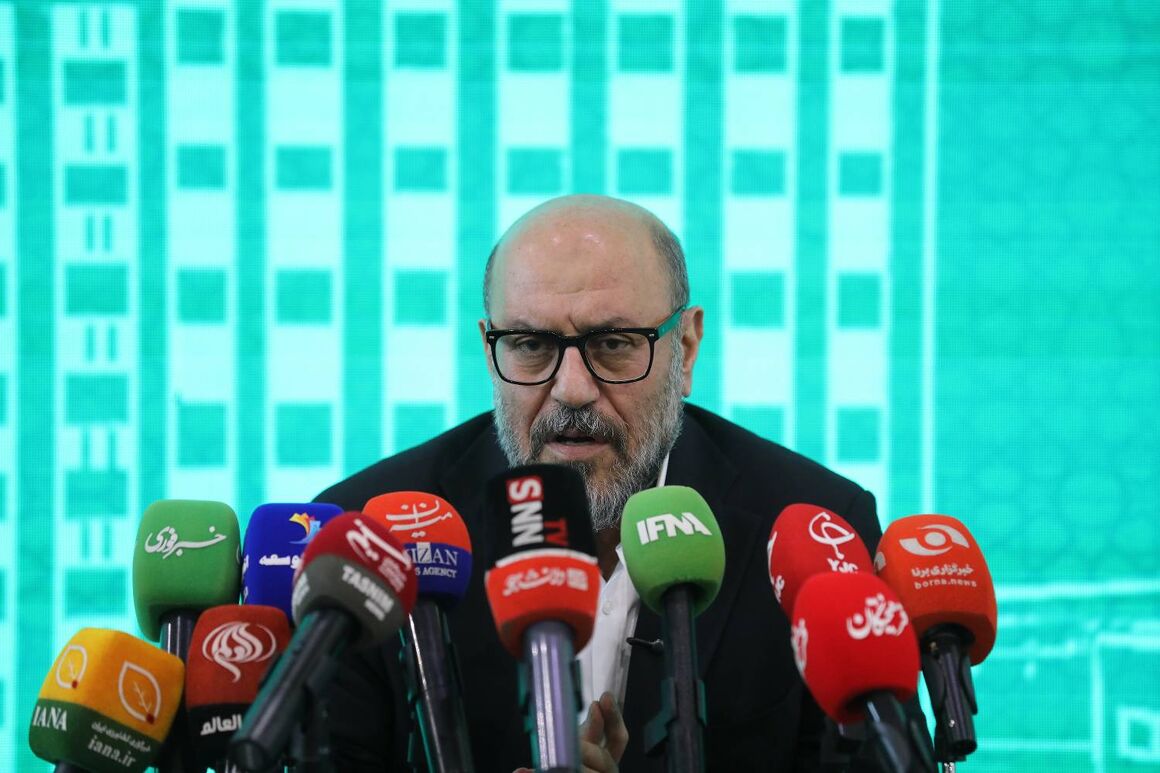 بنیاد مستضعفان برای بازسازی تأسیسات نفتی در کنار وزارت نفت ایستاده است