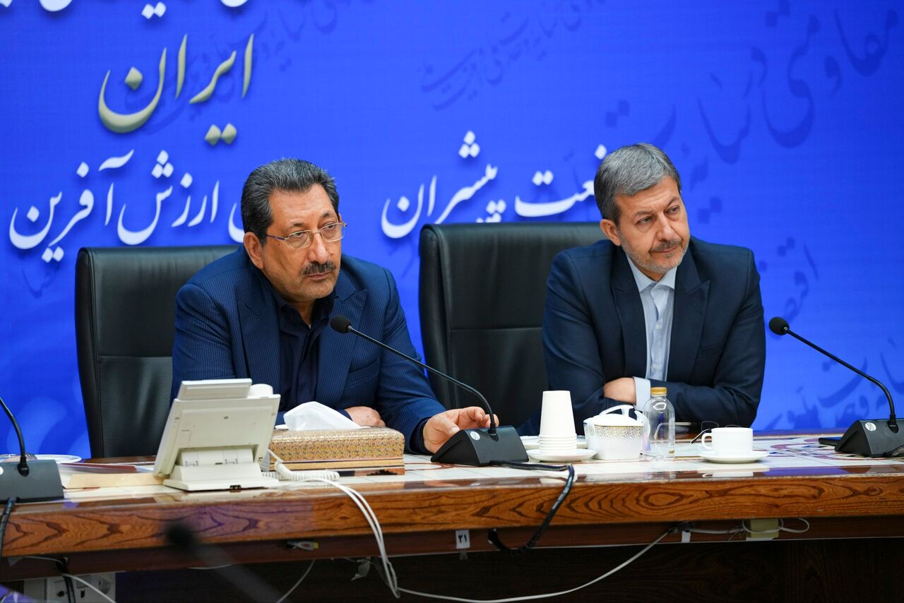 اتابک: دولت با رویکردی حمایتی مسائل تولیدکنندگان را در اولویت قرار داده است