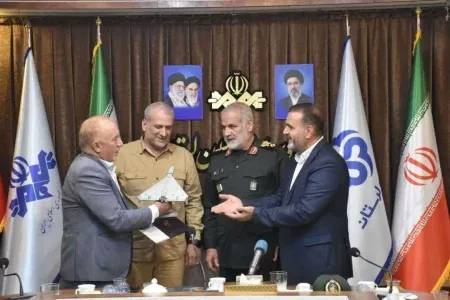 تجلیل فرمانده پهپاد سپاه از مدیرکل بنیاد شهید لرستان برای تولید شاهد ۱۳۶